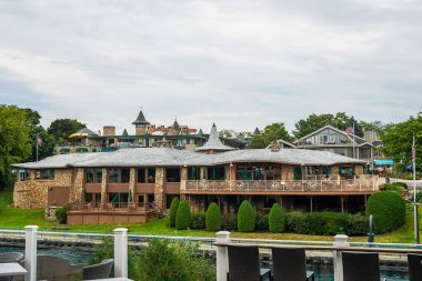 CHARLEVOIX, MICHIGAN - 3 Ağustos 2022: Stafford 'un Weathervane Restoranı, Earl Young' ın ünlü mantar evi tasarımı, Charlevoix, Michigan 'daki Pine River Channel' da