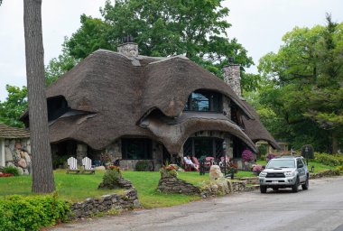 CHARLEVOIX, MICHIGAN - 3 Ağustos 2022: The Thatch House, Earl Young 'ın ünlü mantar evi tasarımı, Charlevoix, Michigan