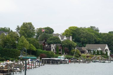 CHARLEVOIX, MICHIGAN - 3 Ağustos 2022: Ünlü mantar evleri Earl Young tarafından tasarlandı, Charlevoix, Michigan 'daki Round Lake' te Thistle Downs 'da yer aldı.