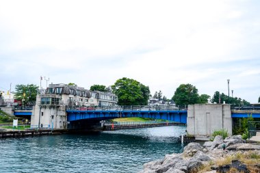 CHARLEVOIX, MICHIGAN - 3 Ağustos 2022 Charlevoix Memorial Drawbridge, Michigan. Michigan Gölü 'ne ve Charlevoix limanına bağlanan Pine Nehri' nden geçer.