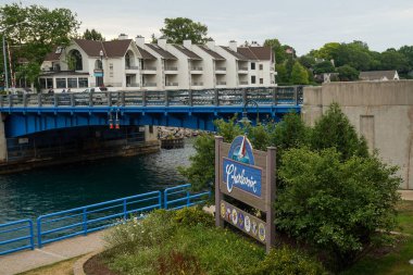 CHARLEVOIX, MICHIGAN - 3 Ağustos 2022 Charlevoix Memorial Drawbridge, Michigan. Michigan Gölü 'ne ve Charlevoix limanına bağlanan Pine Nehri' nden geçer.