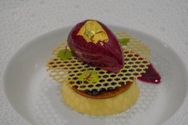 Şık çöl, gurme restoranında servis edilir.