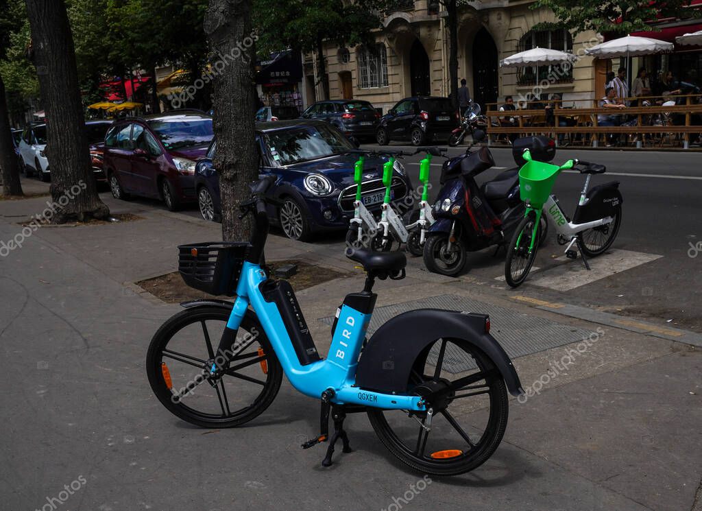 PARÍS, FRANCIA 6 DE JUNIO DE 2022 Bird Ebike on a street in Paris