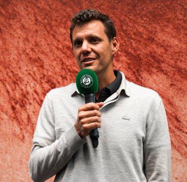 PARIS, FRANCE - 30 Mayıs 2022: Fransız profesyonel tenisçi Paul-Henri Mathieu, Fransa 'nın başkenti Paris' te 2022 Roland Garros 'ta düzenlenen tenis efsaneleri basın toplantısında