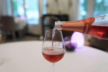 EPERNAY, FRANCE - 24 EYLÜL 2022 Barmen Taittinger şampanyayı cama döktü