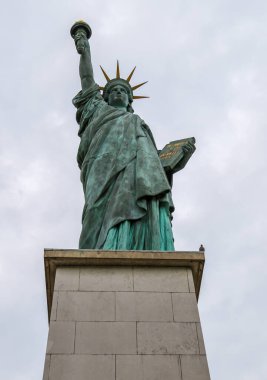 Ile aux Cygnes 'deki Özgürlük Heykeli, Paris' teki Seine Nehri. Hepsinin en büyük kopyası Grenelle Köprüsü 'nün hemen dışında Ile aux Cygnes adlı küçük insan yapımı adada.