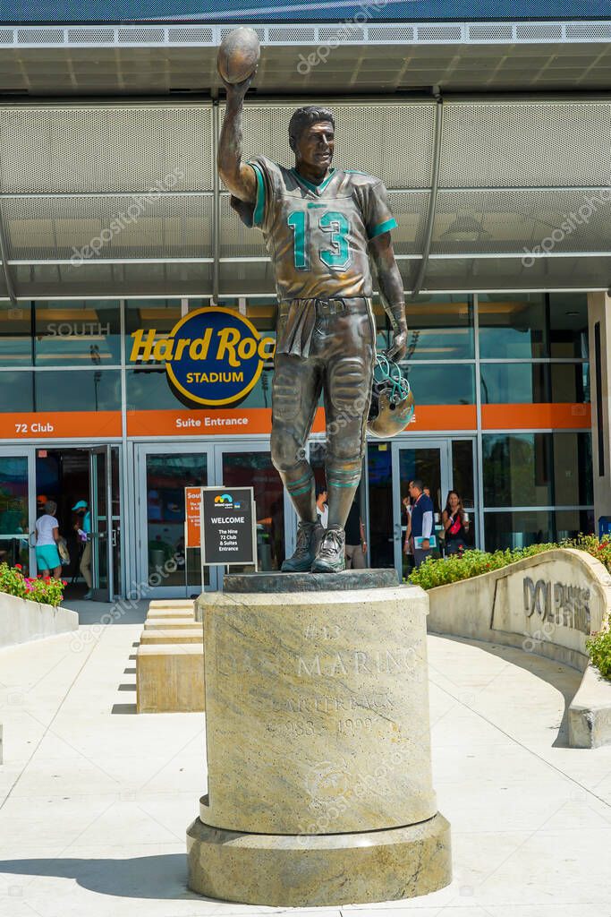 MIAMI GARDENS, FLORIDA MARCH 30, 2022 Statue of Hall of Fame Dolphins quarterback Dan Marino
