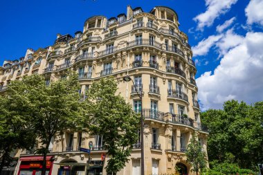 PARIS, FRANCE - 6 Haziran 2022: Fransa 'nın başkenti Paris' te bulunan Avenue de Suffren 'in Neo-Rönesans mimarisi