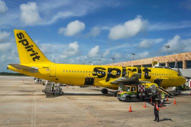CANCUN, MEXICO - 18 Eylül 2021: Cancun Uluslararası Havaalanı 'ndaki Spirit Airlines uçağı. Spirit Airlines, ABD, Karayipler ve Latin Amerika 'nın önde gelen Ultra Düşük Maliyetli Taşıyıcısıdır.
