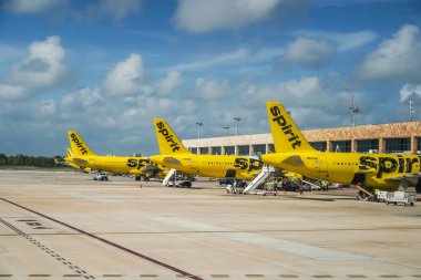 CANCUN, MEXICO - 18 Eylül 2021: Cancun Uluslararası Havaalanı 'ndaki Spirit Airlines uçağı. Spirit Airlines, ABD, Karayipler ve Latin Amerika 'nın önde gelen Ultra Düşük Maliyetli Taşıyıcısıdır.