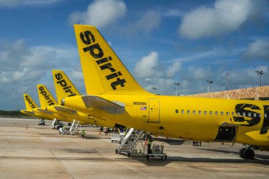 CANCUN, MEXICO - 18 Eylül 2021: Cancun Uluslararası Havaalanı 'ndaki Spirit Airlines uçağı. Spirit Airlines, ABD, Karayipler ve Latin Amerika 'nın önde gelen Ultra Düşük Maliyetli Taşıyıcısıdır.