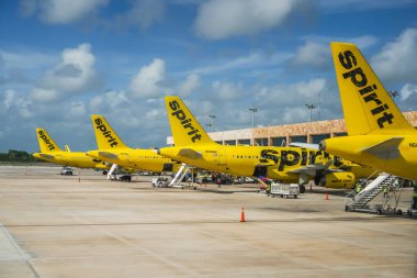 CANCUN, MEXICO - 18 Eylül 2021: Cancun Uluslararası Havaalanı 'ndaki Spirit Airlines uçağı. Spirit Airlines, ABD, Karayipler ve Latin Amerika 'nın önde gelen Ultra Düşük Maliyetli Taşıyıcısıdır.