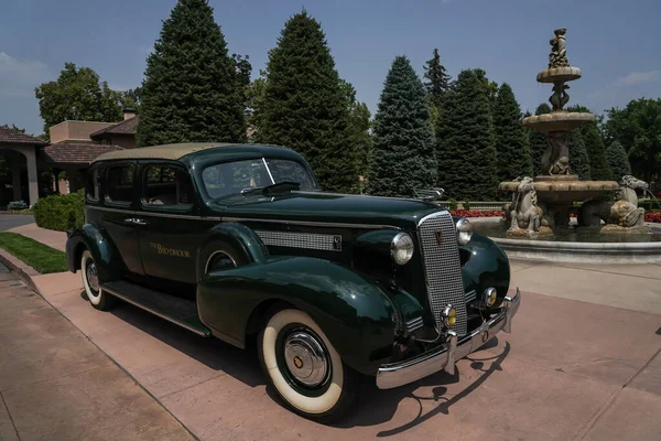 Colorado Springs Colorado August 2021 1937 Cadillac Припаркований Біля Бродмурського — стокове фото