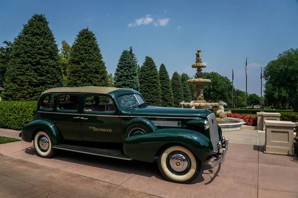 Colorado Springs Colorado August 2021 1937 Cadillac Parkerad Utanför Broadmoor — Stockfoto