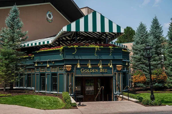 Colorado Springs Colorado 2021年8月11日 コロラド州コロラドスプリングスのブロードムーアホテルで有名なゴールデンビーパブ — ストック写真