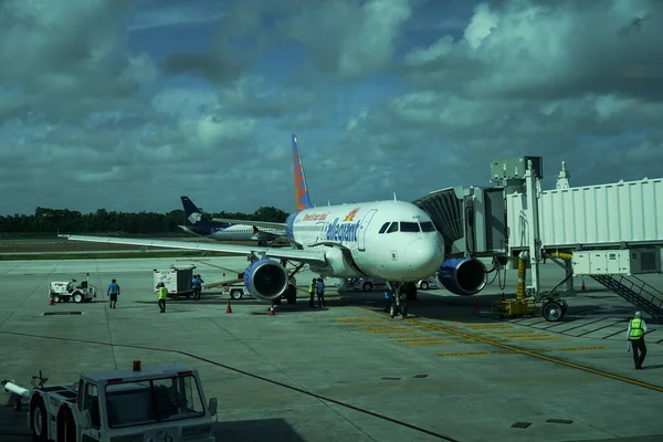 Cancun México Julio 2021 Avión Allegiant Air Pista Aeropuerto Internacional —  Fotos de Stock