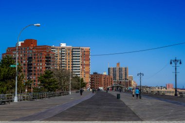 Brooklyn, New York 'taki ünlü Coney Island Boardwalk' un Brighton Beach bölümünde. Riegelmann Boardwalk, 1923 'te inşa edildi, Güney Brooklyn' de 4.5 km boyunca uzanır.