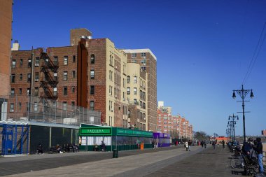 Brooklyn, New York 'taki ünlü Coney Island Boardwalk' un Brighton Beach bölümünde. Riegelmann Boardwalk, 1923 'te inşa edildi, Güney Brooklyn' de 4.5 km boyunca uzanır.