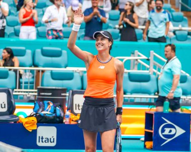 MIAMI GARDENS, FLORIDA - 29 Mart 2023: Sorana Cirstea, Belaruslu Aryna Sabalenka ile oynadığı çeyrek final maçı sonrasında Miami 'deki Hard Rock Stadyumu' nda oynanan Miami Açık 'ta zaferi kutladı.