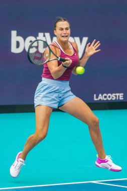MIAMI GARDENS, FLORIDA - 29 Mart 2023: Belaruslu Aryna Sabalenka, Romanya 'nın Sorana Cirstea takımına karşı oynadığı çeyrek final maçında Miami' deki Hard Rock Stadyumu 'nda oynanacak.