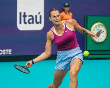 MIAMI GARDENS, FLORIDA - 29 Mart 2023: Belaruslu Aryna Sabalenka, Romanya 'nın Sorana Cirstea takımına karşı oynadığı çeyrek final maçında Miami' deki Hard Rock Stadyumu 'nda oynanacak.