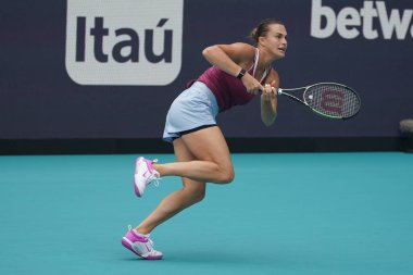 MIAMI GARDENS, FLORIDA - 29 Mart 2023: Belaruslu Aryna Sabalenka, Romanya 'nın Sorana Cirstea takımına karşı oynadığı çeyrek final maçında Miami' deki Hard Rock Stadyumu 'nda oynanacak.