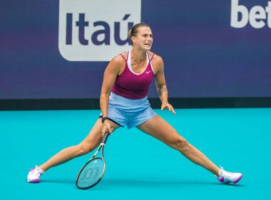 MIAMI GARDENS, FLORIDA - 29 Mart 2023: Belaruslu Aryna Sabalenka, Romanya 'nın Sorana Cirstea takımına karşı oynadığı çeyrek final maçında Miami' deki Hard Rock Stadyumu 'nda oynanacak.