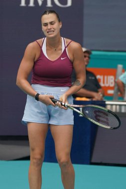 MIAMI GARDENS, FLORIDA - 29 Mart 2023: Belaruslu Aryna Sabalenka, Romanya 'nın Sorana Cirstea takımına karşı oynadığı çeyrek final maçında Miami' deki Hard Rock Stadyumu 'nda oynanacak.