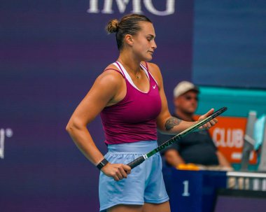 MIAMI GARDENS, FLORIDA - 29 Mart 2023: Belaruslu Aryna Sabalenka, Romanya 'nın Sorana Cirstea takımına karşı oynadığı çeyrek final maçında Miami' deki Hard Rock Stadyumu 'nda oynanacak.