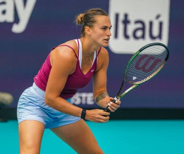 MIAMI GARDENS, FLORIDA - 29 Mart 2023: Belaruslu Aryna Sabalenka, Romanya 'nın Sorana Cirstea takımına karşı oynadığı çeyrek final maçında Miami' deki Hard Rock Stadyumu 'nda oynanacak.