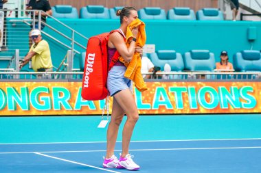 MIAMI GARDENS, FLORIDA - 29 Mart 2023: Belaruslu Aryna Sabalenka, Romanya 'nın Sorana Cirstea takımına karşı oynadığı çeyrek final maçında Miami' deki Hard Rock Stadyumu 'nda 2023' te oynanan maçta kaybedince saraydan ayrıldı.