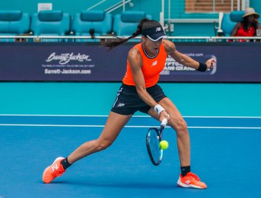 MIAMI GARDENS, FLORIDA - 29 Mart 2023: Sorana Cirstea, Belaruslu Aryna Sabalenka ile oynadığı çeyrek final maçında Miami Gardens 'taki Hard Rock Stadyumu' nda oynanacak.