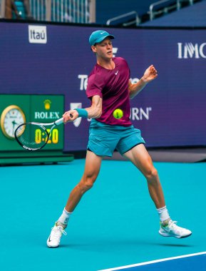MIAMI GARDENS, FLORIDA - 29 Mart 2023: Jannik Sinner, Finlandiya 'dan Emil Ruusuvuori ile oynadığı çeyrek final maçında Miami, Florida, ABD' deki Hard Rock Stadyumu 'nda oynanan maçta