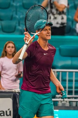 MIAMI GARDENS, FLORIDA - 29 Mart 2023: İtalyan Jannik Sinner, 2023 Miami Açık 'ta Miami Gardens, Florida, ABD' deki Hard Rock Stadyumu 'nda oynanan çeyrek final maçında Finlandiya' lı Emil Ruusuvuori 'ye karşı kazandığı zaferi kutladı.