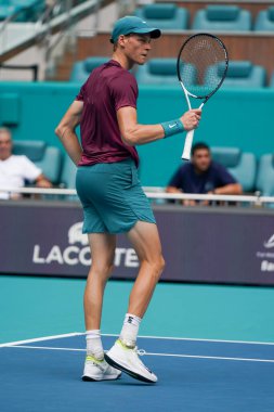 MIAMI GARDENS, FLORIDA - 29 Mart 2023: Jannik Sinner, Finlandiya 'dan Emil Ruusuvuori ile oynadığı çeyrek final maçında Miami, Florida, ABD' deki Hard Rock Stadyumu 'nda oynanan maçta