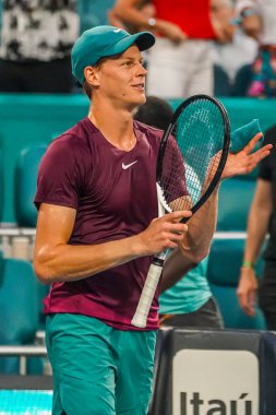 MIAMI GARDENS, FLORIDA - 29 Mart 2023: Jannik Sinner, Finlandiya 'dan Emil Ruusuvuori ile oynadığı çeyrek final maçında Miami, Florida, ABD' deki Hard Rock Stadyumu 'nda oynanan maçta