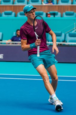 MIAMI GARDENS, FLORIDA - 29 Mart 2023: Jannik Sinner, Finlandiya 'dan Emil Ruusuvuori ile oynadığı çeyrek final maçında Miami, Florida, ABD' deki Hard Rock Stadyumu 'nda oynanan maçta