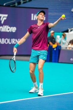 MIAMI GARDENS, FLORIDA - 29 Mart 2023: Jannik Sinner, Finlandiya 'dan Emil Ruusuvuori ile oynadığı çeyrek final maçında Miami, Florida, ABD' deki Hard Rock Stadyumu 'nda oynanan maçta