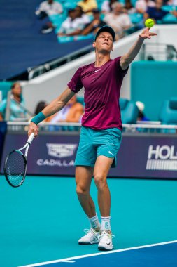 MIAMI GARDENS, FLORIDA - 29 Mart 2023: Jannik Sinner, Finlandiya 'dan Emil Ruusuvuori ile oynadığı çeyrek final maçında Miami, Florida, ABD' deki Hard Rock Stadyumu 'nda oynanan maçta