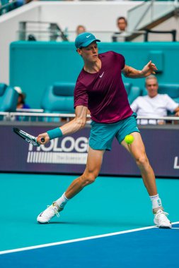 MIAMI GARDENS, FLORIDA - 29 Mart 2023: Jannik Sinner, Finlandiya 'dan Emil Ruusuvuori ile oynadığı çeyrek final maçında Miami, Florida, ABD' deki Hard Rock Stadyumu 'nda oynanan maçta