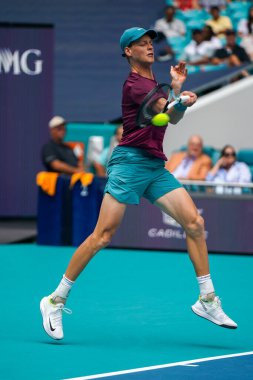 MIAMI GARDENS, FLORIDA - 29 Mart 2023: Jannik Sinner, Finlandiya 'dan Emil Ruusuvuori ile oynadığı çeyrek final maçında Miami, Florida, ABD' deki Hard Rock Stadyumu 'nda oynanan maçta