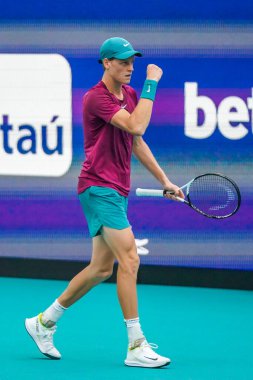 MIAMI GARDENS, FLORIDA - 29 Mart 2023: Jannik Sinner, Finlandiya 'dan Emil Ruusuvuori ile oynadığı çeyrek final maçında Miami, Florida, ABD' deki Hard Rock Stadyumu 'nda oynanan maçta