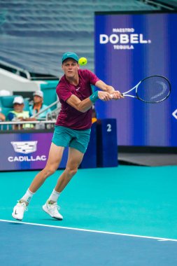 MIAMI GARDENS, FLORIDA - 29 Mart 2023: Jannik Sinner, Finlandiya 'dan Emil Ruusuvuori ile oynadığı çeyrek final maçında Miami, Florida, ABD' deki Hard Rock Stadyumu 'nda oynanan maçta