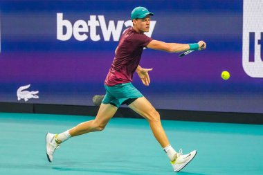 MIAMI GARDENS, FLORIDA - 29 Mart 2023: Jannik Sinner, Finlandiya 'dan Emil Ruusuvuori ile oynadığı çeyrek final maçında Miami, Florida, ABD' deki Hard Rock Stadyumu 'nda oynanan maçta