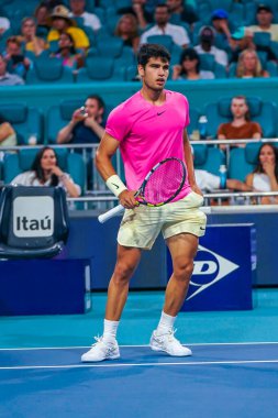 MIAMI GARDENS, FLORIDA - 29 Mart 2023: Carlos Alcaraz ABD 'li Taylor Fritz ile oynadığı çeyrek final maçında Miami' deki Hard Rock Stadyumu, Florida, ABD 'deki Hard Rock Stadyumu' nda maç yaptı.