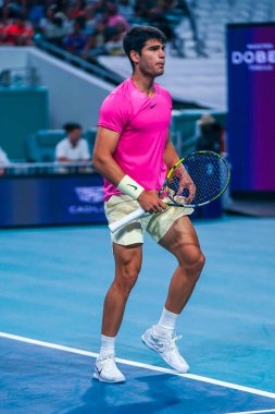 MIAMI GARDENS, FLORIDA - 29 Mart 2023: Carlos Alcaraz ABD 'li Taylor Fritz ile oynadığı çeyrek final maçında Miami' deki Hard Rock Stadyumu, Florida, ABD 'deki Hard Rock Stadyumu' nda maç yaptı.