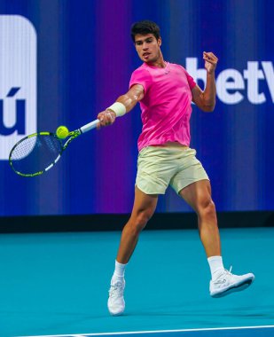 MIAMI GARDENS, FLORIDA - 29 Mart 2023: Carlos Alcaraz ABD 'li Taylor Fritz ile oynadığı çeyrek final maçında Miami' deki Hard Rock Stadyumu, Florida, ABD 'deki Hard Rock Stadyumu' nda maç yaptı.