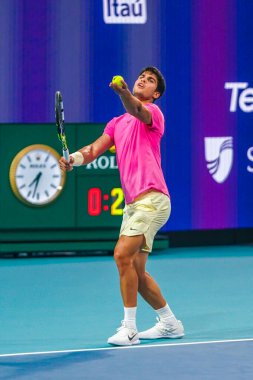 MIAMI GARDENS, FLORIDA - 29 Mart 2023: Carlos Alcaraz ABD 'li Taylor Fritz ile oynadığı çeyrek final maçında Miami' deki Hard Rock Stadyumu, Florida, ABD 'deki Hard Rock Stadyumu' nda maç yaptı.