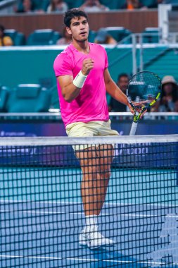 MIAMI GARDENS, FLORIDA - 29 Mart 2023: Carlos Alcaraz ABD 'li Taylor Fritz ile oynadığı çeyrek final maçında Miami' deki Hard Rock Stadyumu, Florida, ABD 'deki Hard Rock Stadyumu' nda maç yaptı.