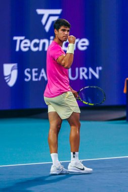 MIAMI GARDENS, FLORIDA - 29 Mart 2023: Carlos Alcaraz ABD 'li Taylor Fritz ile oynadığı çeyrek final maçında Miami' deki Hard Rock Stadyumu, Florida, ABD 'deki Hard Rock Stadyumu' nda maç yaptı.